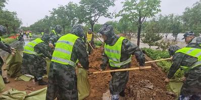 解放軍和武警部隊聞“汛”在河南多地展開搶險救災