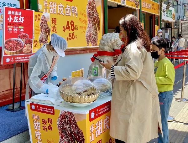 一頭連著“嘴巴”，一頭連著“泥巴”